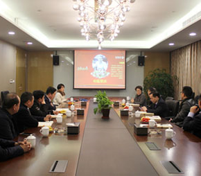 为退休员工举办欢送会，感恩老员工所做的贡献